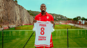 Paul Pogba holder en AS Monaco-trøje med nummer 8.