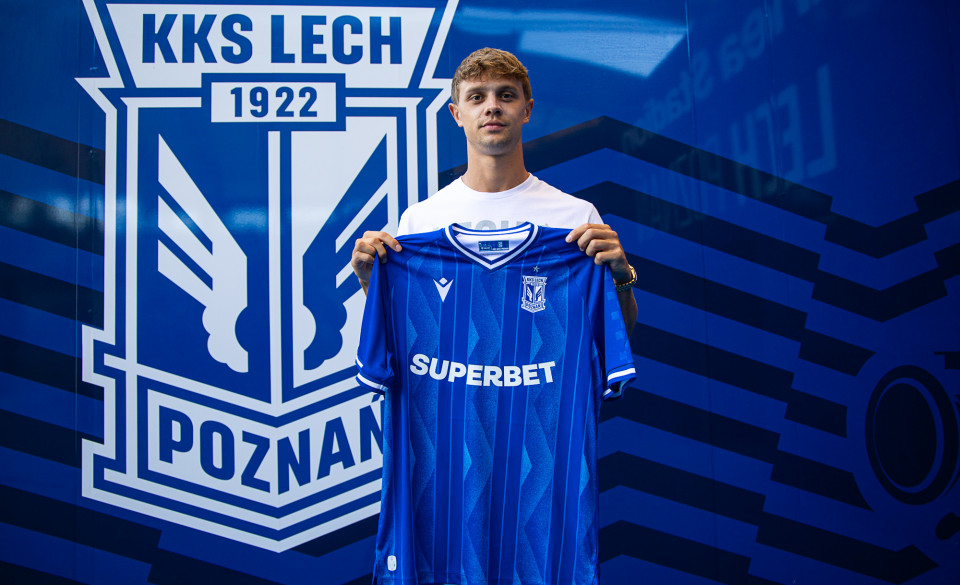 Robert Gumny holder en Lech Poznan trøje op.