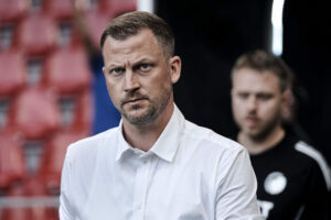 Jacob Neestrup kigger ud i luften.