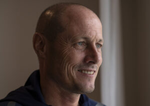 Højer smiler til venstre