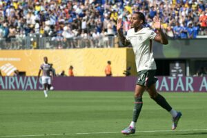 Joao Pedro løver med hænderne over hovedet.