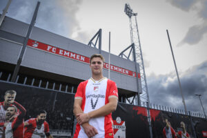 Lukas Larsen præsenteret i FC Emmen.