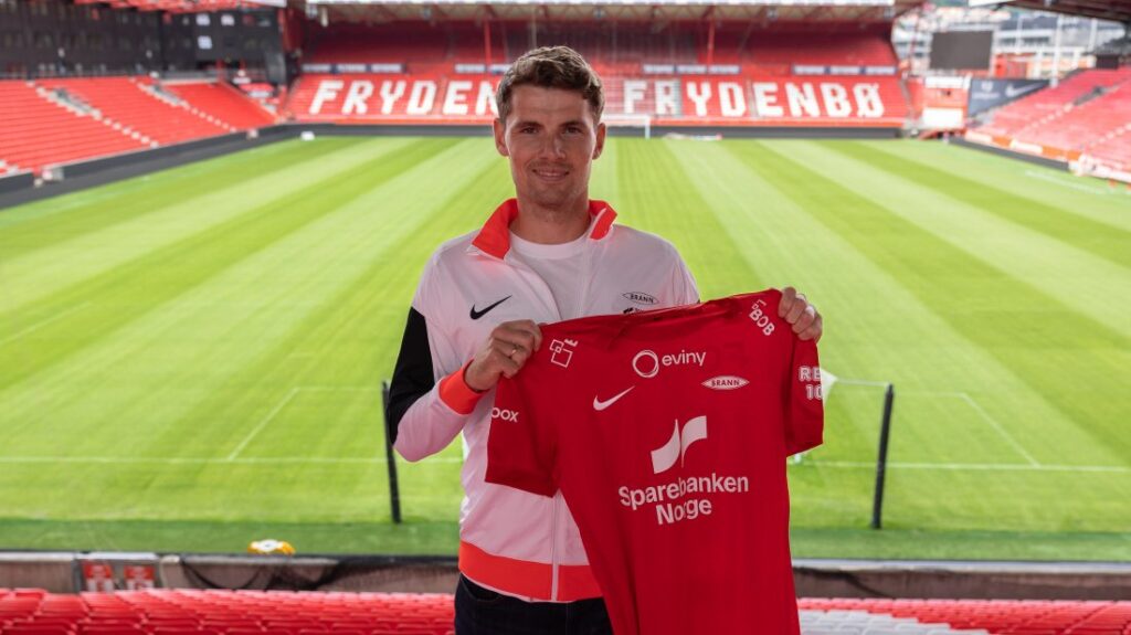 Jacob Lungi Sørensen holder Brann-trøjen.