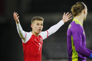 Victor Jensen slår ud med armene under en kamp for det danske U21-landshold