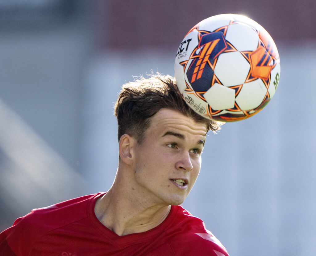 Mads Kristian Hansen med en bold