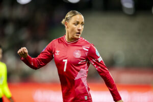 Sanne Troelsgaard under en kamp for Danmark.