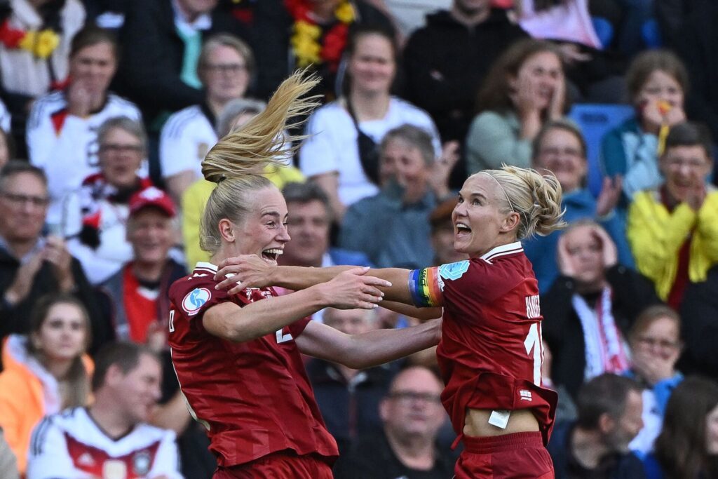 Danskere jubler efter scoring.