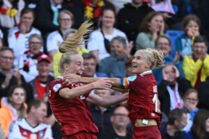 Danskere jubler efter scoring.