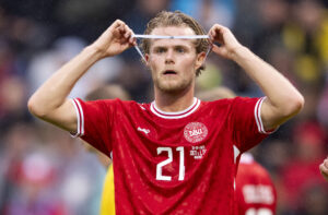 Hjulmand med hænderne i håret