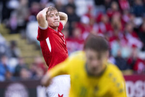 Rasmus Højlund tager sig til hovedet.