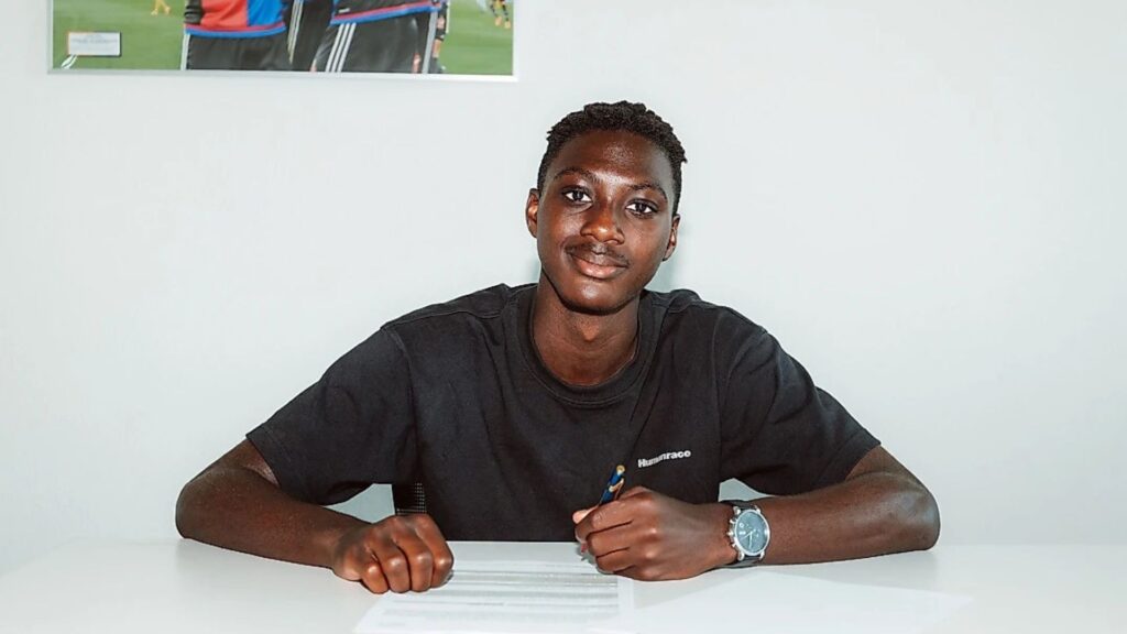 Aaron Akale underskriver kontrakt