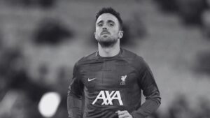 Diogo Jota i sort hvid i Liverpools opvarmningsdragt.