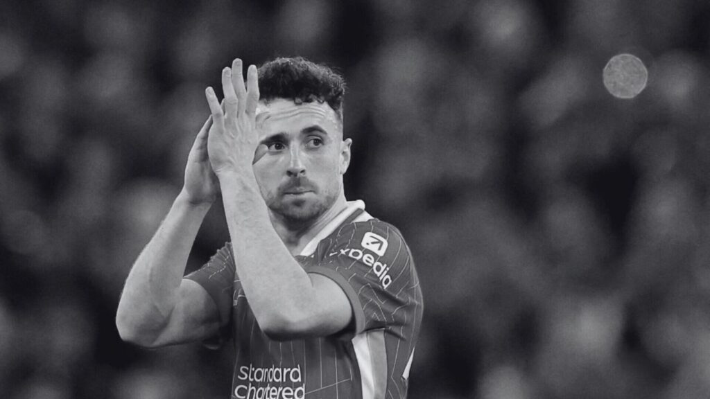 Diogo Jota i sort hvid klapper ud til tilskuerne.