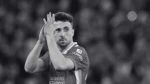 Diogo Jota i sort hvid klapper ud til tilskuerne.