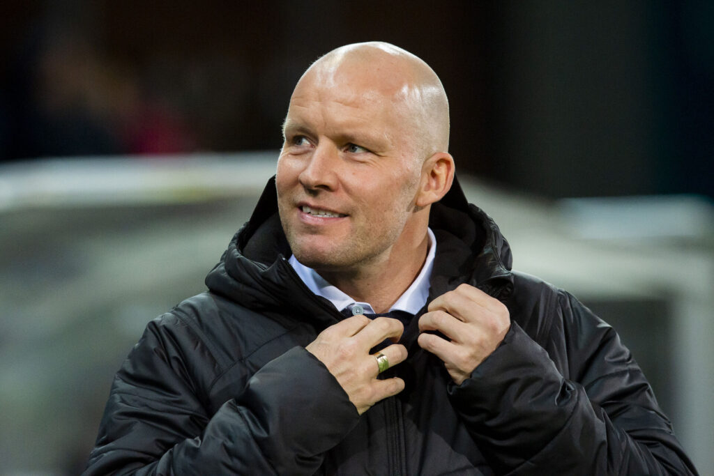 Henrik Pedersen tager sig til sin skjortekrave.