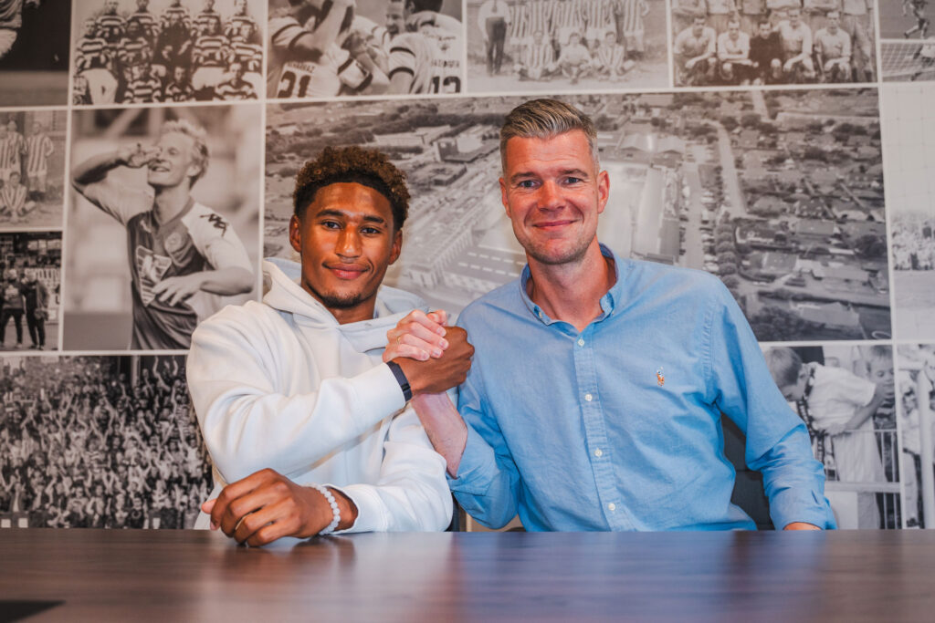 Jalal giver hånd til Agesen