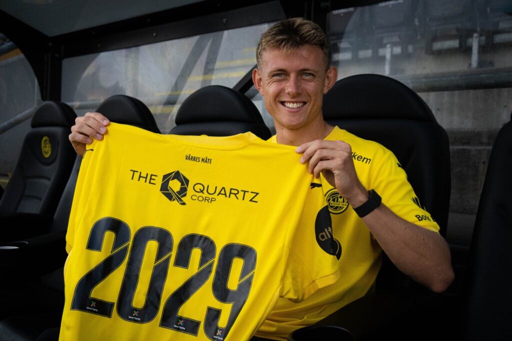 Mathias Jørgensen holder sin trøje