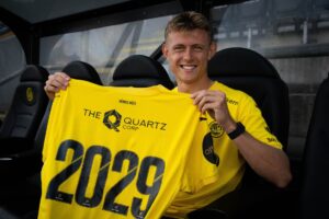 Mathias Jørgensen holder sin trøje