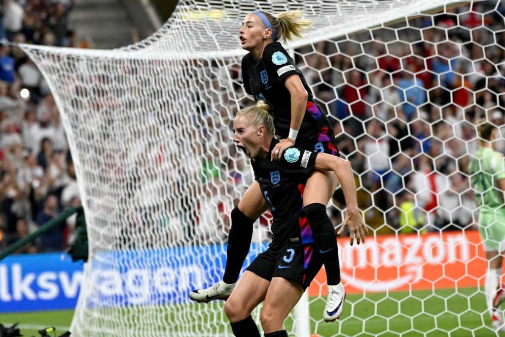 Englands Chloe Kelly og Alex Greenwood fejrer en scoring