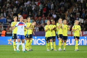 Lucy Bronze fejrer et engelsk mål foran det svenske landshold