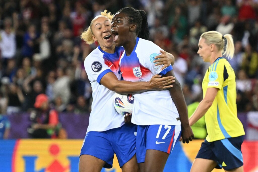Michelle Agyemang og Lauren James fejrer en scoring for Englands kvindelandshold