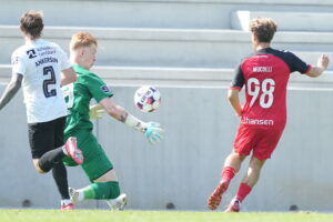 Agon Mucolli afslutter på William Lykke under en kamp mellem FC Fredericia og FC Nordsjælland