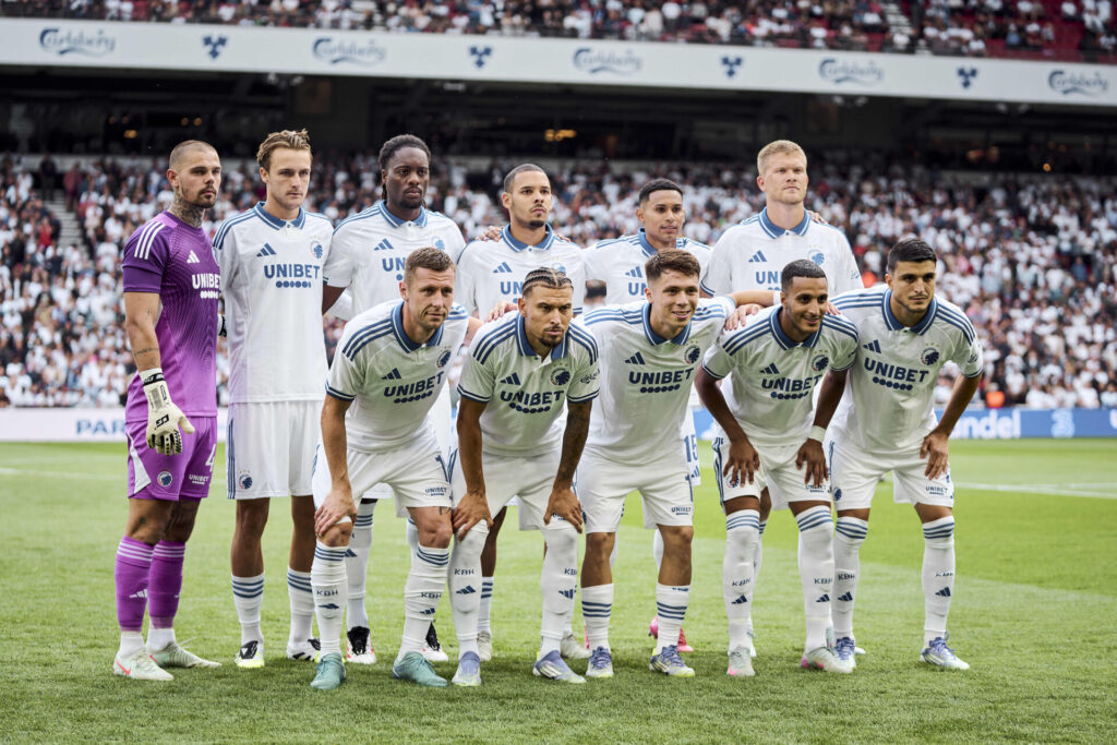 F.C. Københavns startformation liner op til kampen mod Drita.