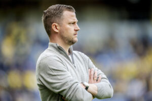 Neestrup med korslagte arme.