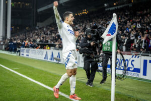 Mohamed Elyounoussi har armene ude til siden.
