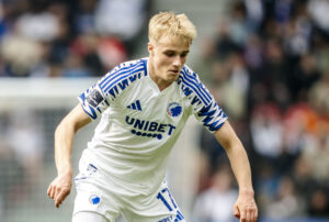 Froholdt kigger på bolden