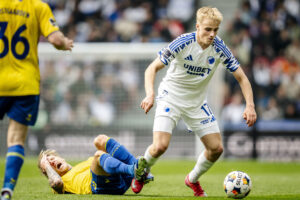 Victor Froholdt har bolden mod Brøndby.
