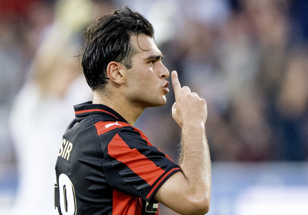 Simsir laver et håndtegn