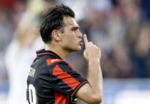 Simsir laver et håndtegn