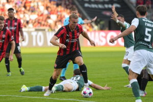 Adam Buksa i kamp for FC Midtjylland.
