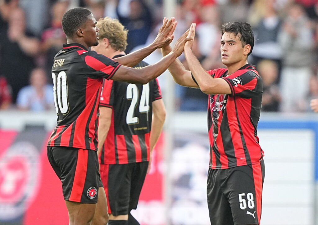 Simsir giver highfive