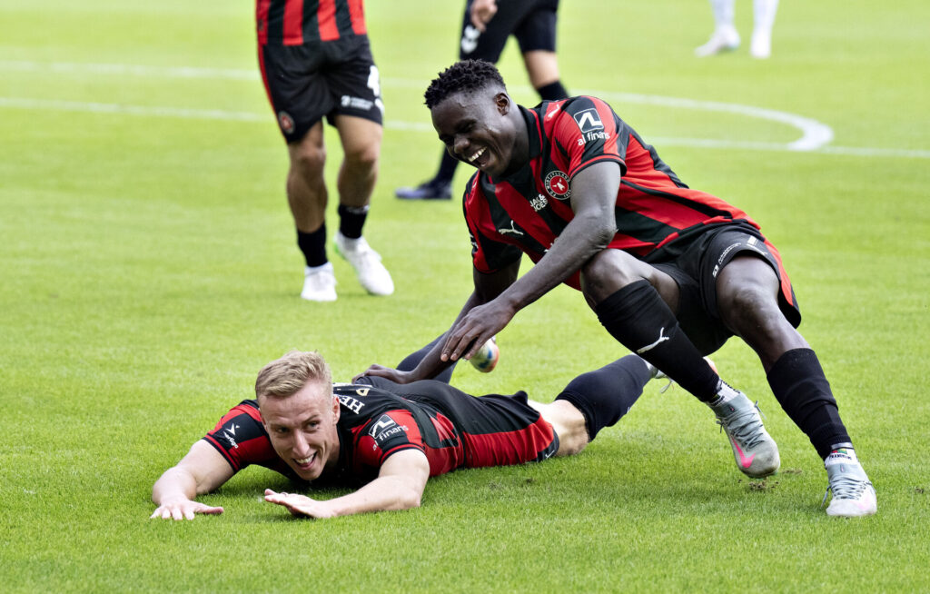 Adam Buksa fejrer en scoring sammen med Franculino.