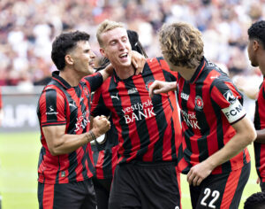 FCM's spillere i omfavnelse