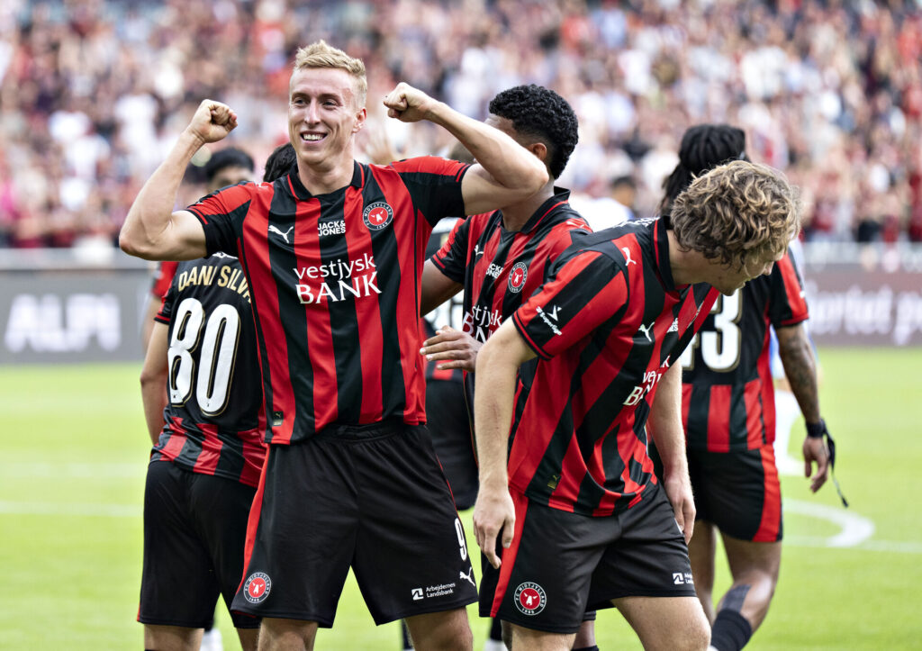 Adam Buksa fejrer en scoring for FC Midtjylland