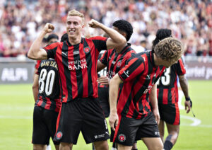 Adam Buksa fejrer en scoring for FC Midtjylland