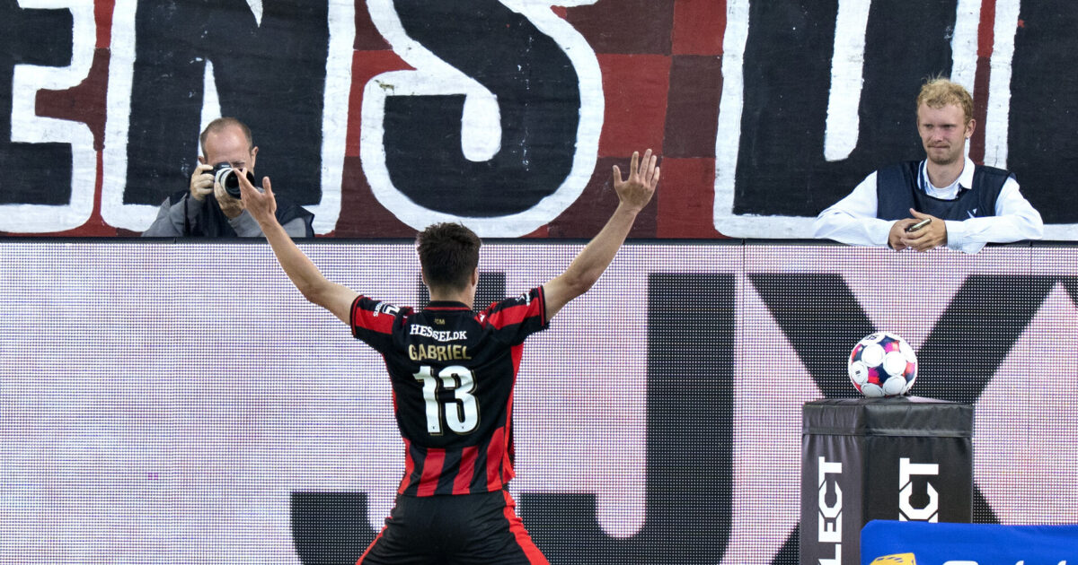 FCM-back leverede vild jubelscene: Ville fejre mål med fansene Foto: Henning Bagger/Ritzau Scanpix