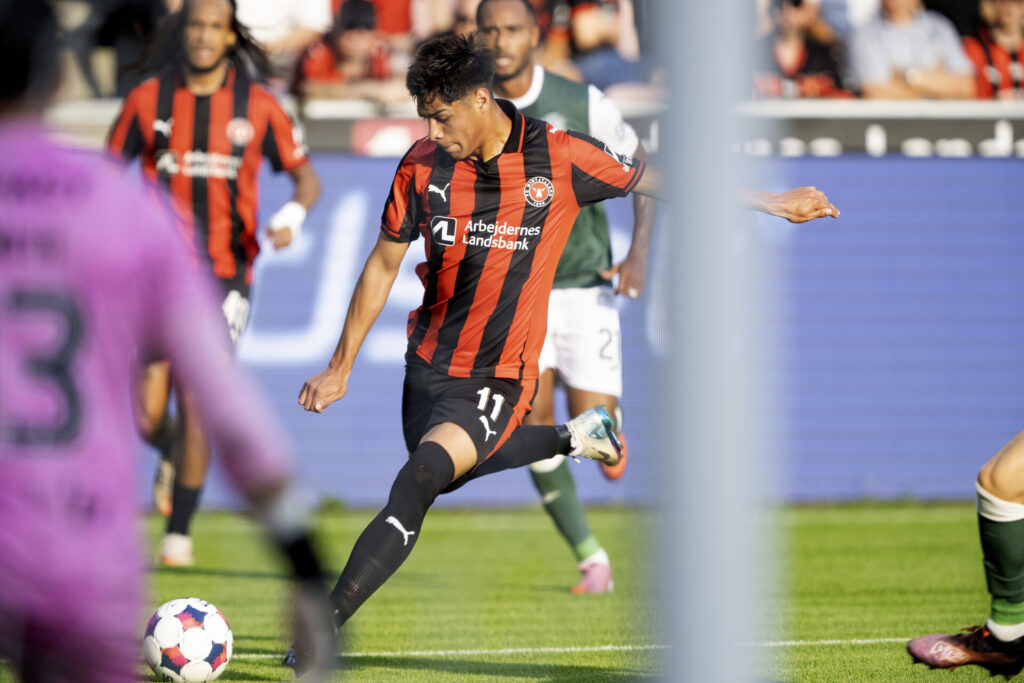 Dario Osorio fyrer højrebenet af.