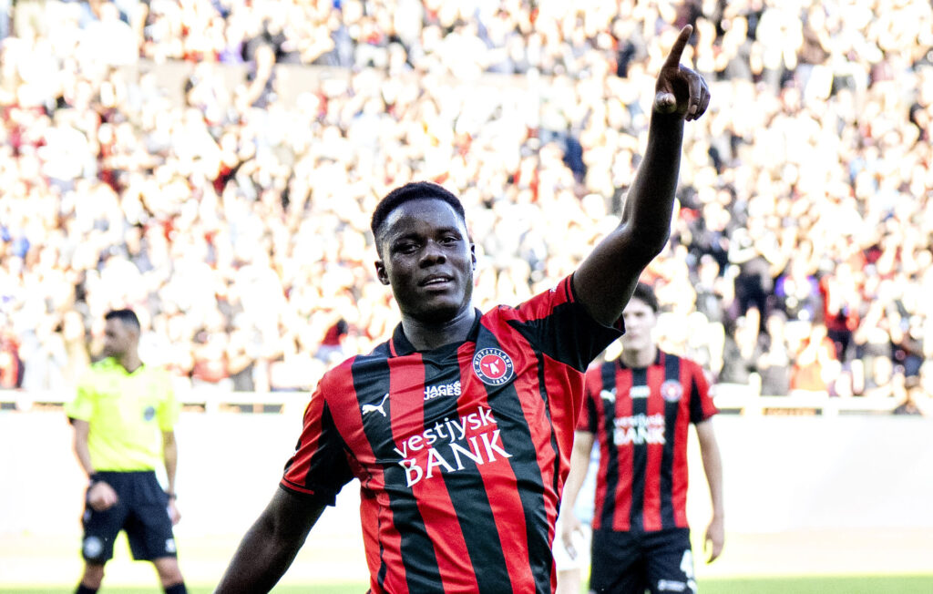 Franculino peger op i luften efter en kasse