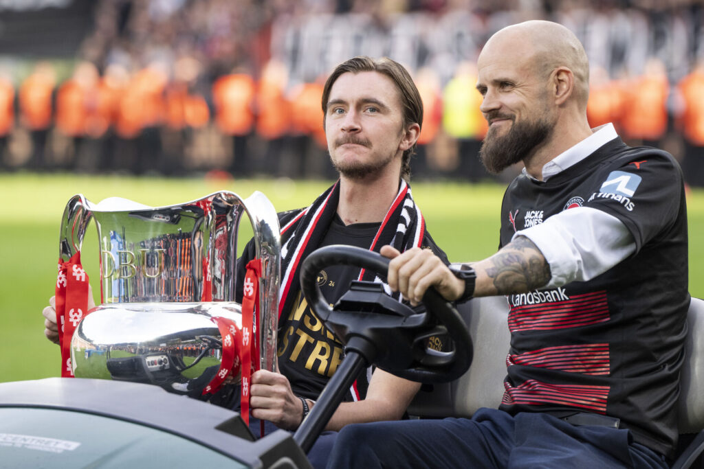 Kristoffer Olsson med pokalen efter FC Midtjylland blev dansk mester