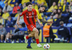 Mikel Gogorza dribler med bolden mod Sean Klaiber.