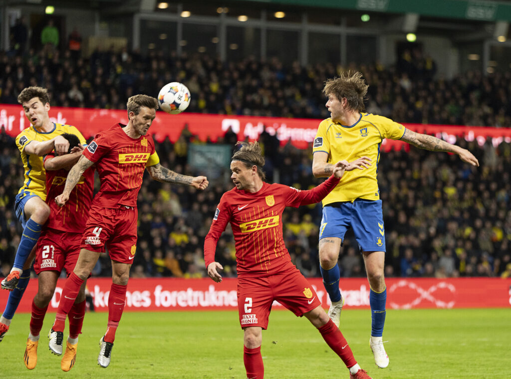 Kian Hansen laver et hovedstød mod Brøndby