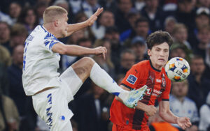 Mikel Gogorza og Andreas Cornelius i duel om bolden