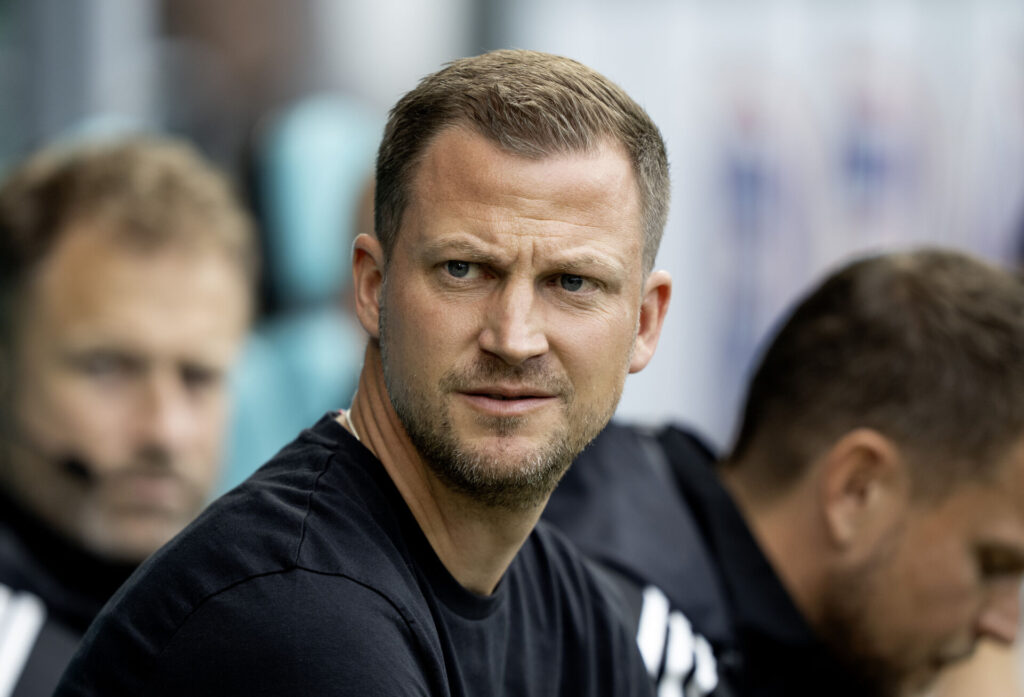 Jacob Neestrup stirrer fra bænken