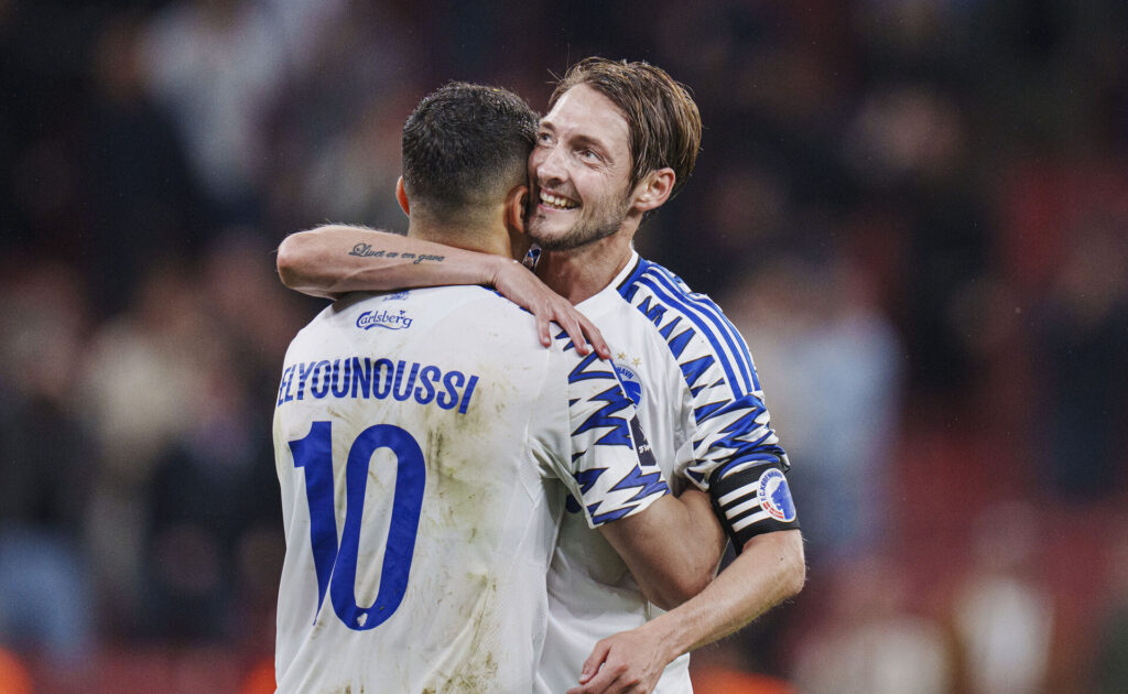 Rasmus Falk krammer Elyounoussi.