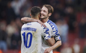 Rasmus Falk krammer Elyounoussi.