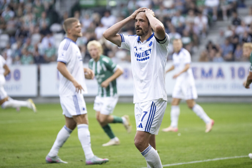 Thomas Delaney tager sig til hovedet.